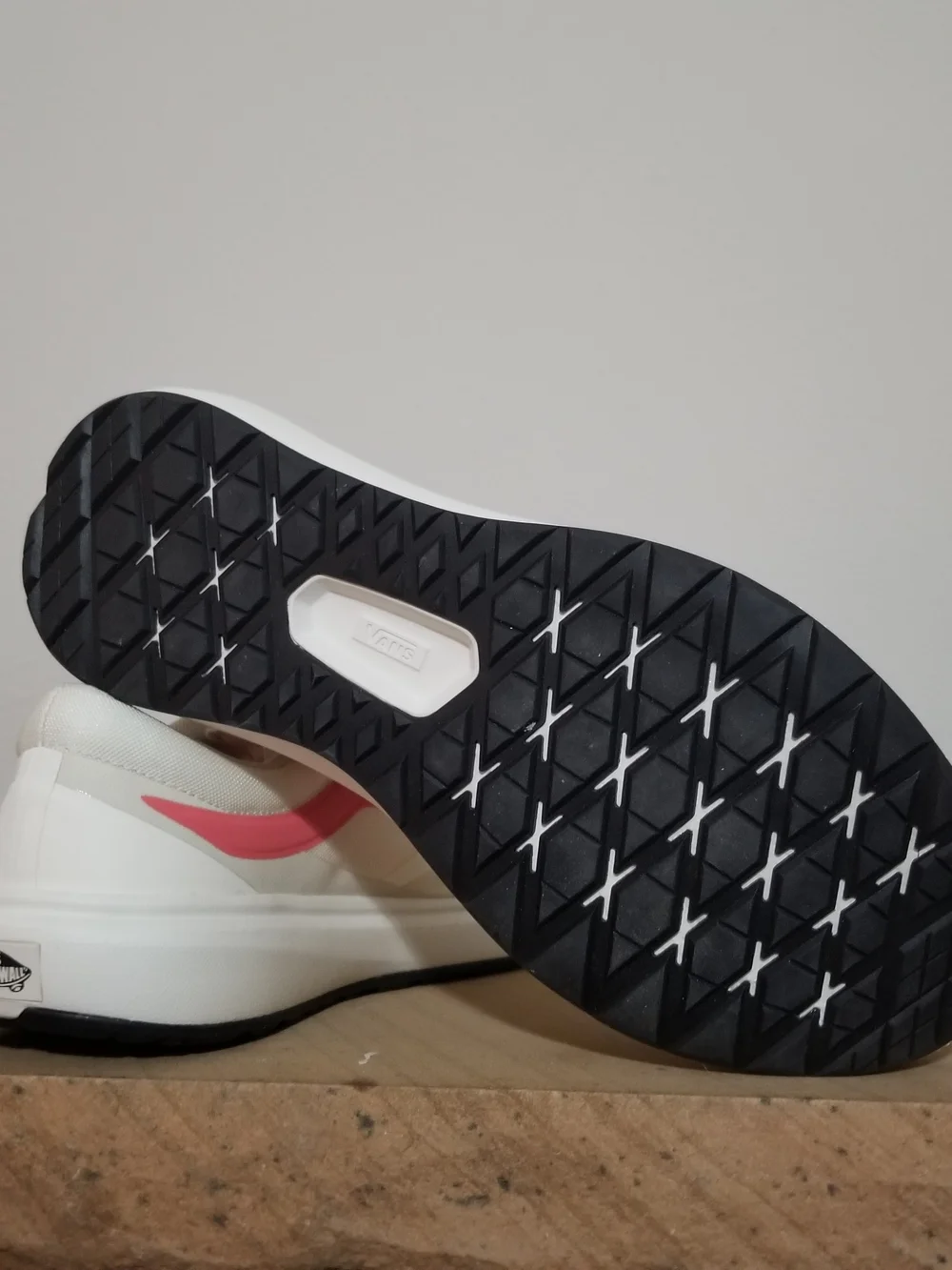 NEW! Vans Women White Ultrarange Sneakers with Pink Side Wave Sz 10
